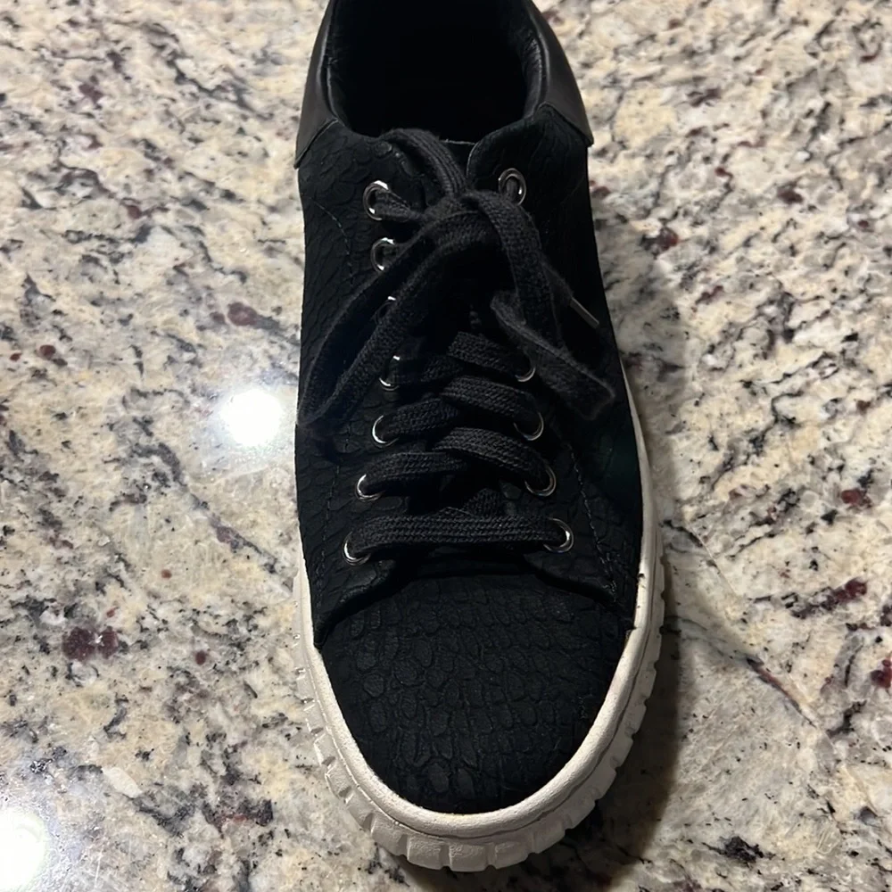 Sofft women Black Textured Sneakers - Picture 12 of 16